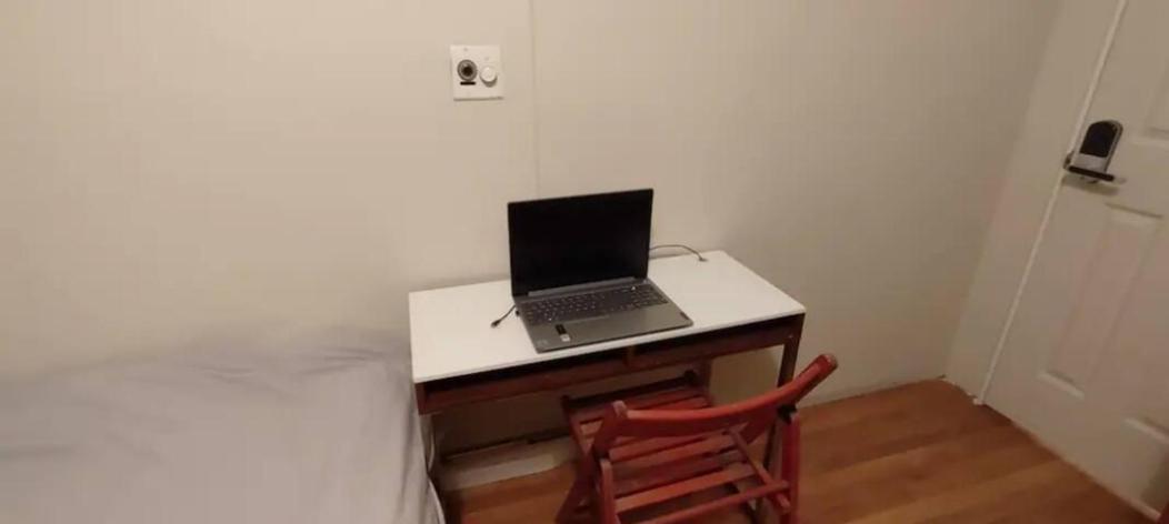Central & Affordable Williamsburg Small Room New York Exterior photo