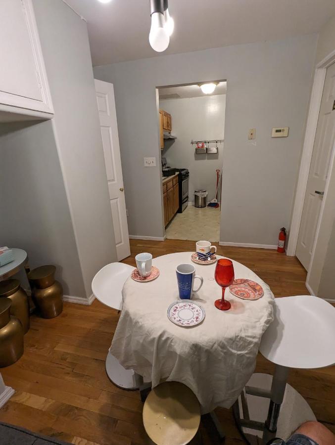Central & Affordable Williamsburg Small Room New York Exterior photo